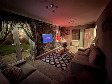 Successful Airbnb property: Cosy detached 3-bed, free parking, near Manchester in Greater Manchester