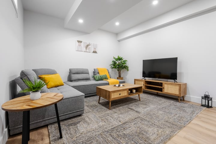 Modern Private Unit | 2 Beds*laundry*full Kitchen - London