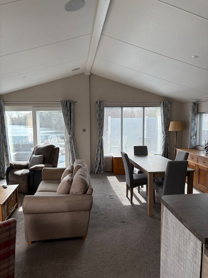 Luxury Lakeside Lodge With Sunken Hottub - Chichester