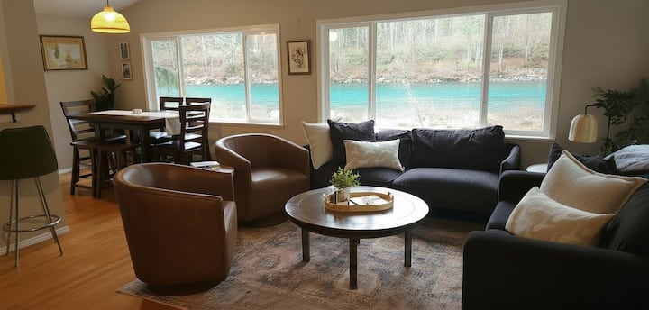 The Riverbend Getaway: 3 Bdr Cabin On The Water - Index, WA