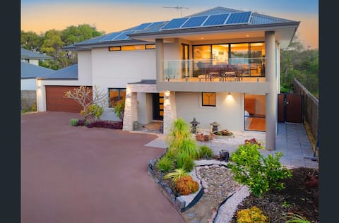 Top Airbnb: Ocean's Edge - 50m to the beach. in City Of Busselton
