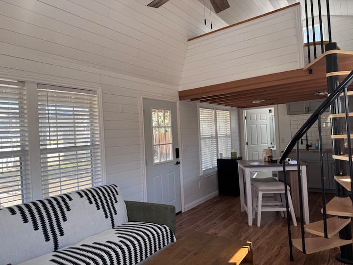 Cute Barn Guesthouse - Minutes From Downtown - San Antonio, TX