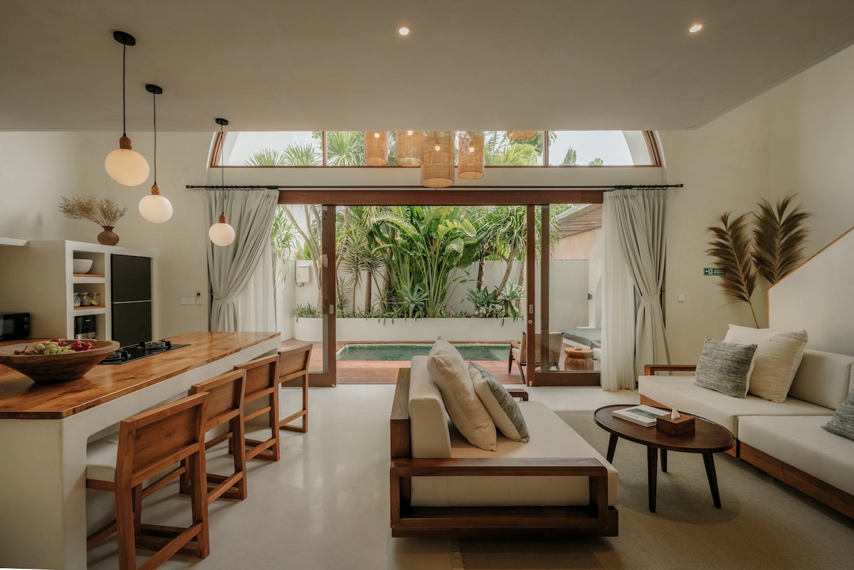 Villa in South Kuta · 2 bedrooms · 2 beds · 2 private baths, сопоставимый объект Airbnb