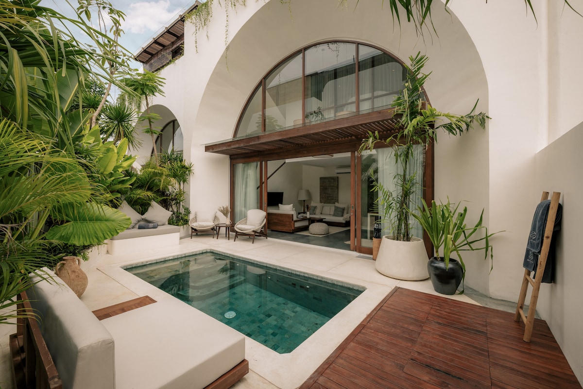 Villa in South Kuta · 3 bedrooms · 3 beds · 2 private baths, comparabile Airbnb