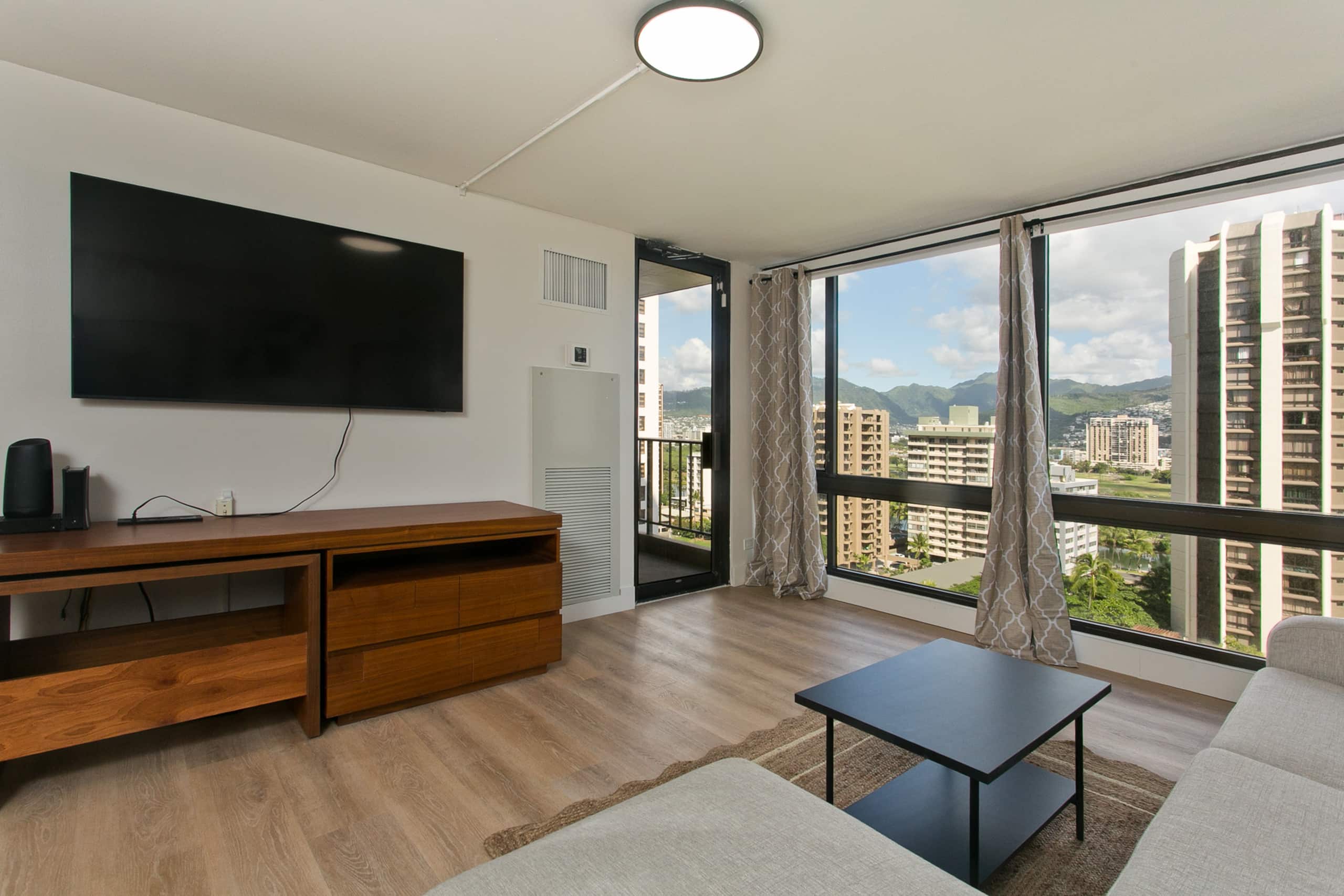Waikiki Sunset New Remodel Cozy Free Parking! - Image 6