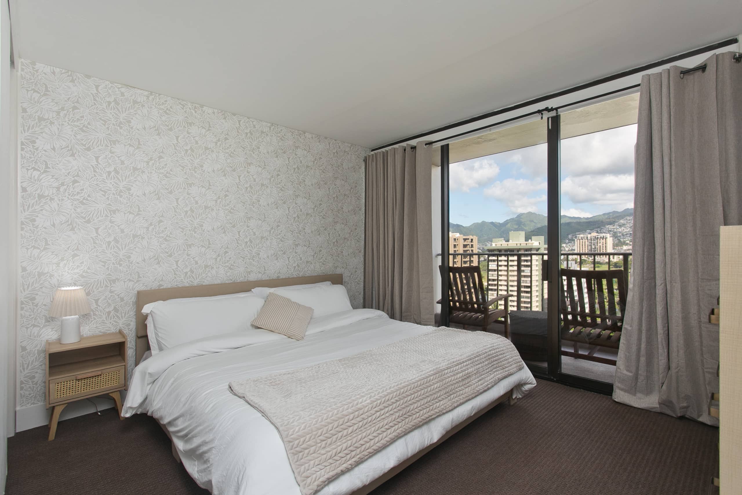 Waikiki Sunset New Remodel Cozy Free Parking! - Image 2