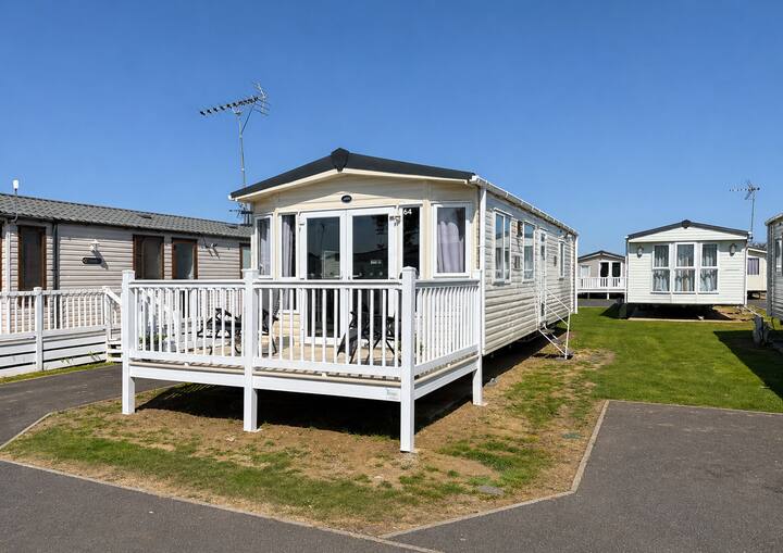 Caravan With Decking In Seawick Ref 27015hv - Clacton-on-Sea