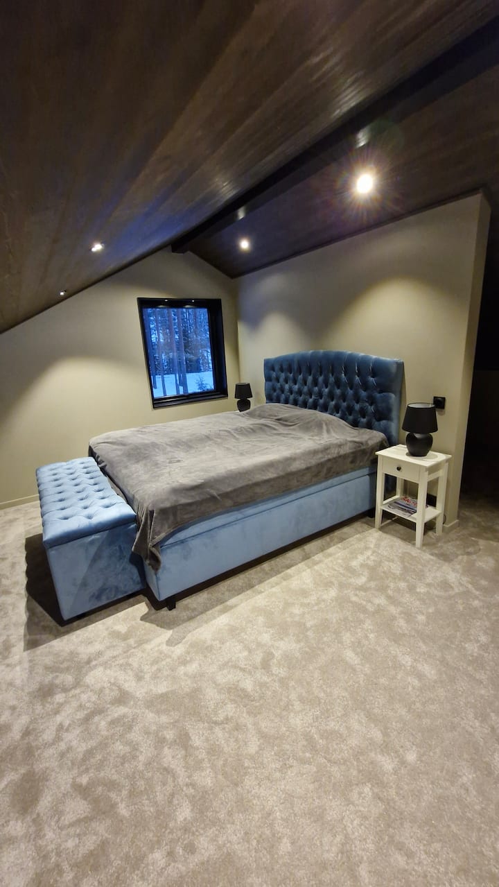 Chumba cha kulala kwenye roshani chenye kitanda chenye upana wa sentimita 180 