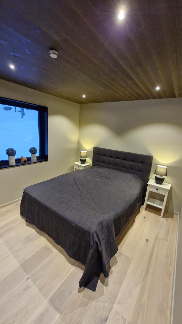 Chumba cha kulala ghorofani karibu na ukumbi, kitanda chenye upana wa sentimita 160 