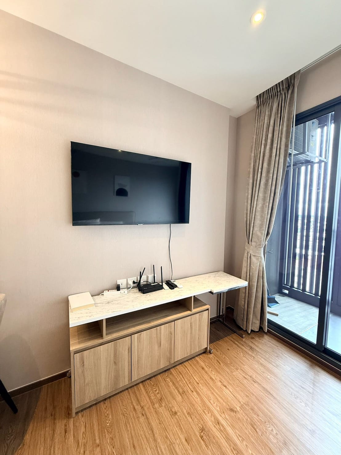 Spacious Luxe Room thumbnail 8