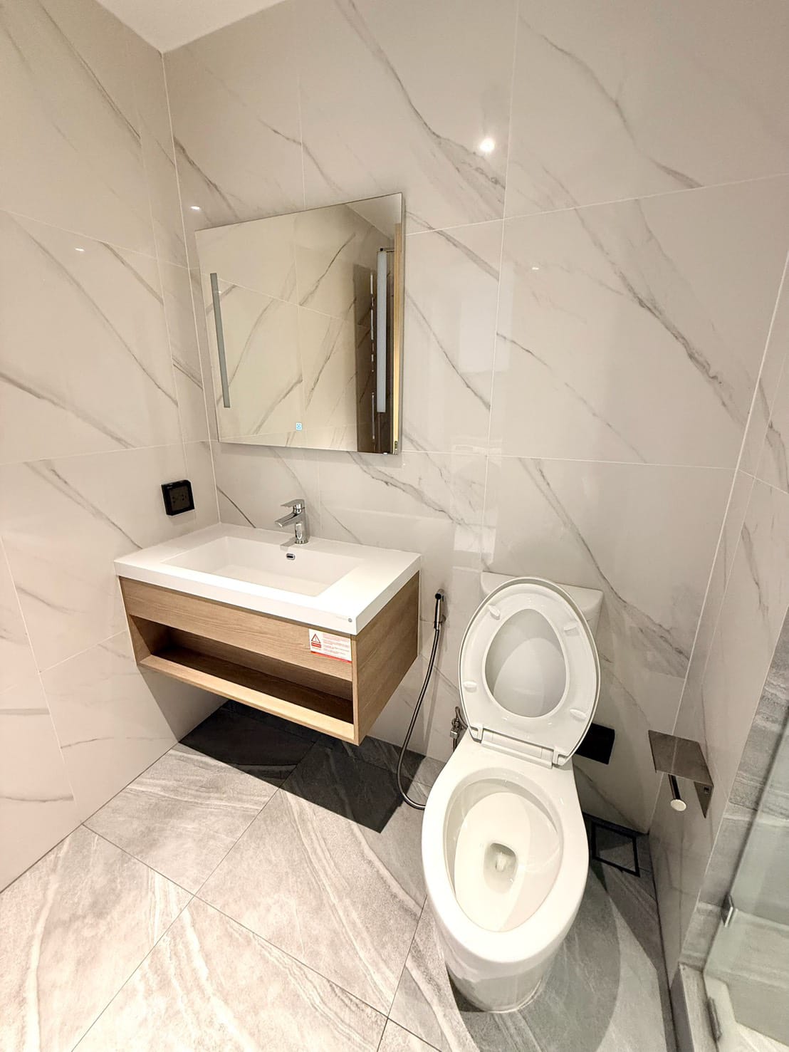 Spacious Luxe Room thumbnail 6
