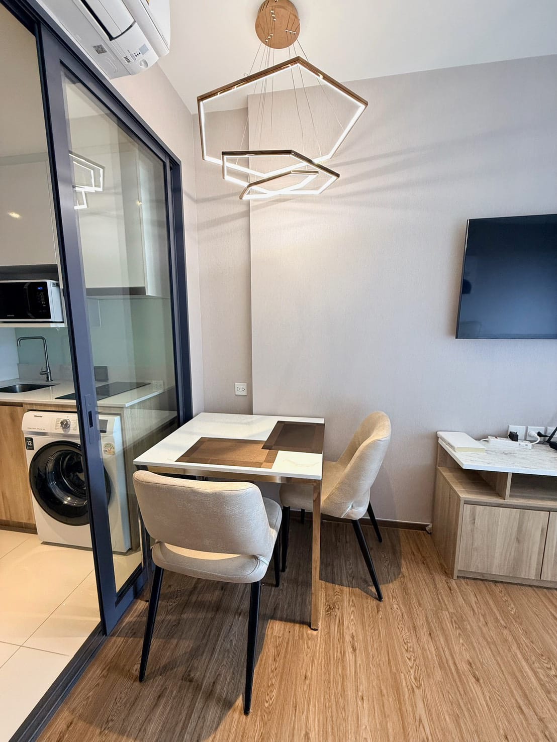 Spacious Luxe Room thumbnail 7