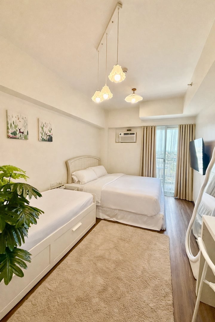 Cozy 1br Staycation W/ Balcony, Pool, & Fast Wifi - Las Piñas