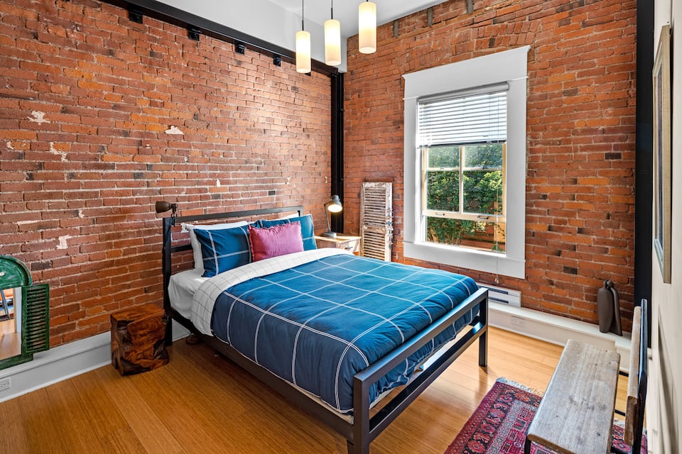 Bright & Stylish 2BR/2BA Central Victoria Stay photo 3