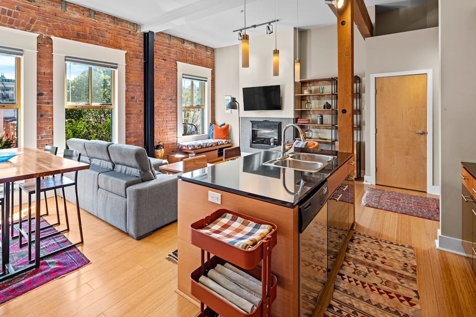 Bright & Stylish 2BR/2BA Central Victoria Stay photo 5