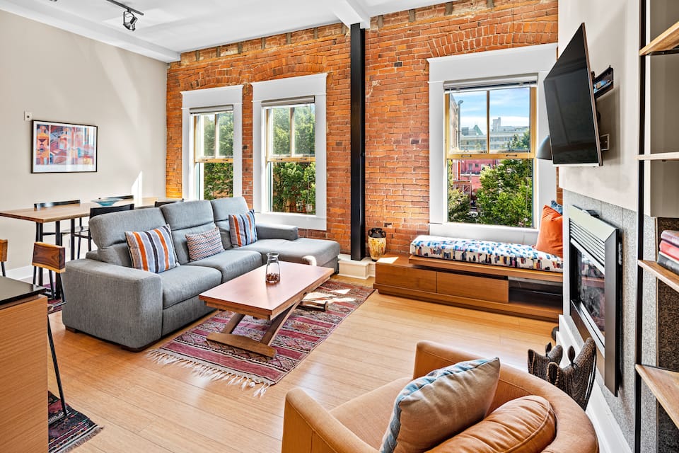 Bright & Stylish 2BR/2BA Central Victoria Stay photo 1