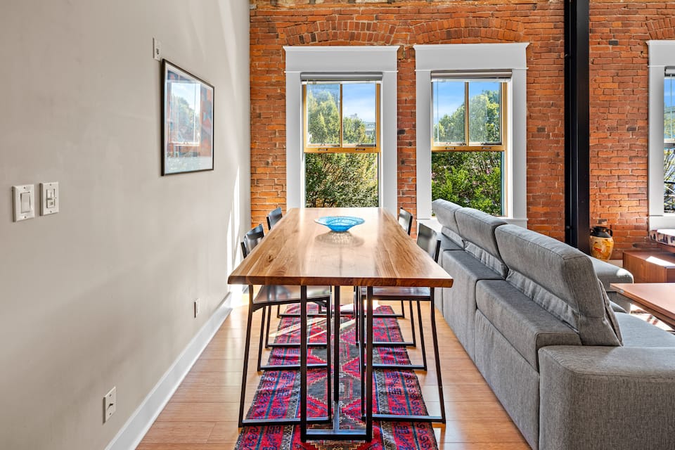 Bright & Stylish 2BR/2BA Central Victoria Stay photo 4