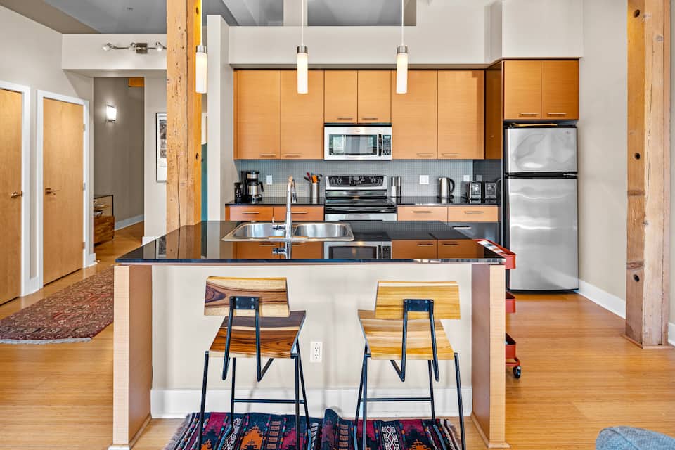 Bright & Stylish 2BR/2BA Central Victoria Stay photo 2