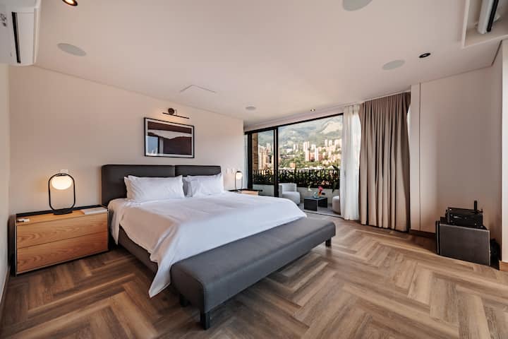 Amplio dormitorio principal con una cama tamaño king, un armario grande y un balcón privado. Lleno de luz natural, ofrece un refugio cómodo y relajante para tu estancia.