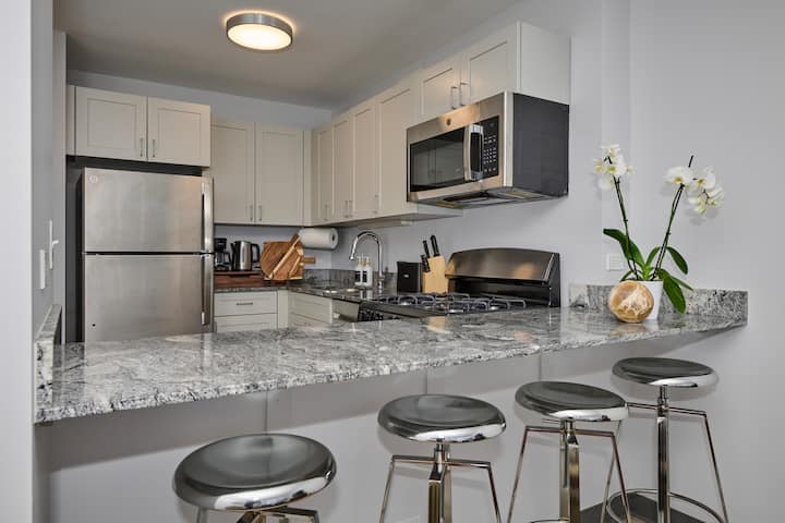 Your Chicago Getaway | 1br City Night Views - Chicago, IL