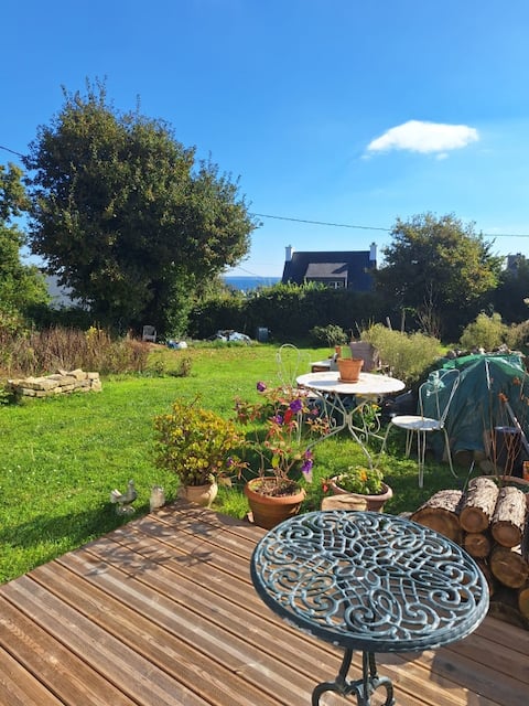 Top Airbnb: Studio with sea view 600 m from the beach. in Plougonvelin
