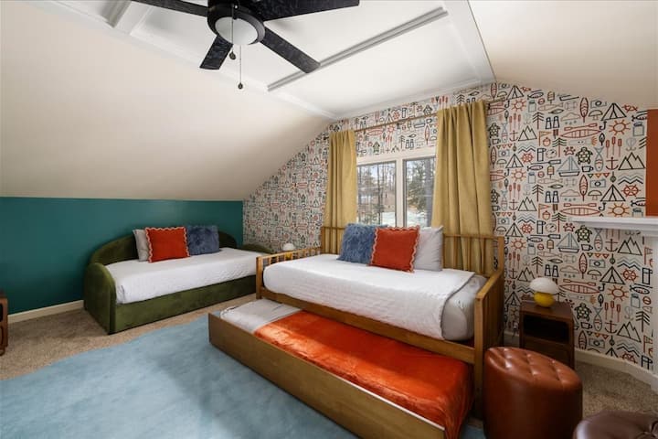 Chambre lumineuse et familiale avec 6 lits jumeaux, des draps doux et un décor moderne et amusant — idéale pour les enfants, les adolescents ou les séjours partagés.