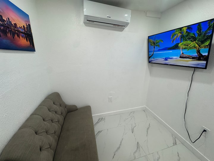 Tiny Guest House Near Hardrock Stadium - 마이애미가든스