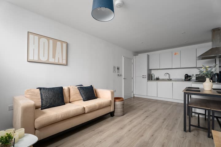 2 Bed Heathrow Stay | Direct To Waterloo | Parking - Staines