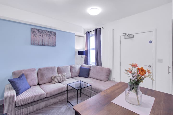 Modern 4-bed/3-bath Home W/ Garden - Gloucester