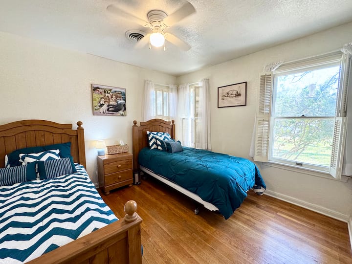 ორადგილიანი ოთახი ორი ერთმაგა საწოლით, მხიარული ატმოსფეროთი. იდეალურია ბავშვებისთვის ან ზრდასრულებისთვის, რომ კომფორტულად განთავსდნენ.