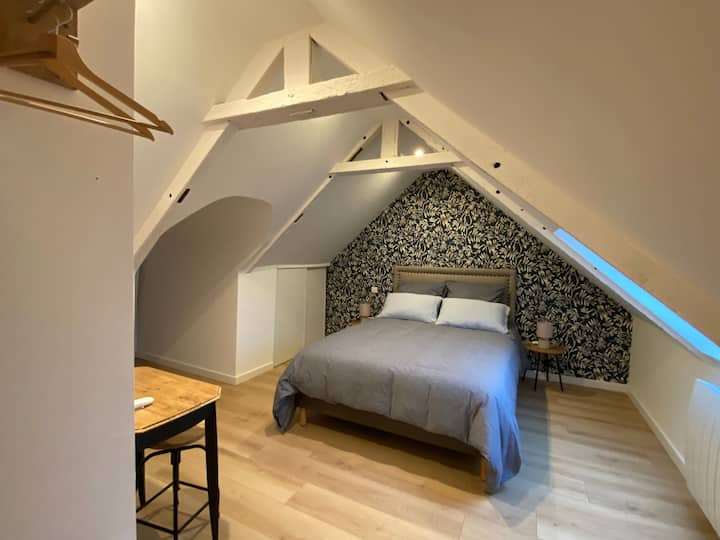 ห้องนอนชั้นบนพร้อมเตียงขนาด 140 x 200 ซม.