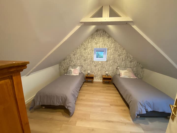 ห้องนอนชั้นบนมีเตียง 2 เตียงขนาด 80 x 200 ซม. สามารถเลื่อนเข้าหากันเป็นเตียงขนาดใหญ่ขนาด 160 x 200 ซม.