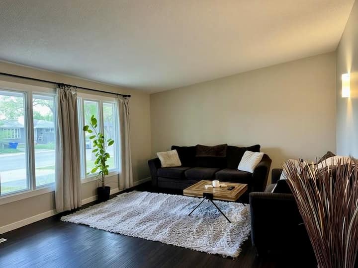 Charming 2br House | Quiet, Comfortable Stay - 리자이나