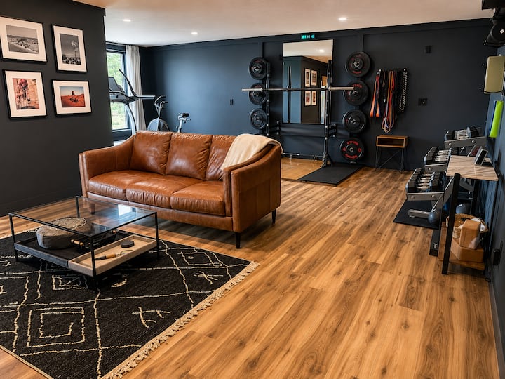 Sofistikovaný salónik a špičkové fitnes centrum starostlivo navrhnuté pre pohodlie aj výkon