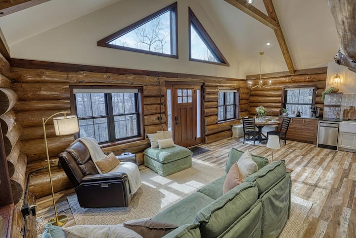The Cabin - A Private Mountainside Retreat - Pillow