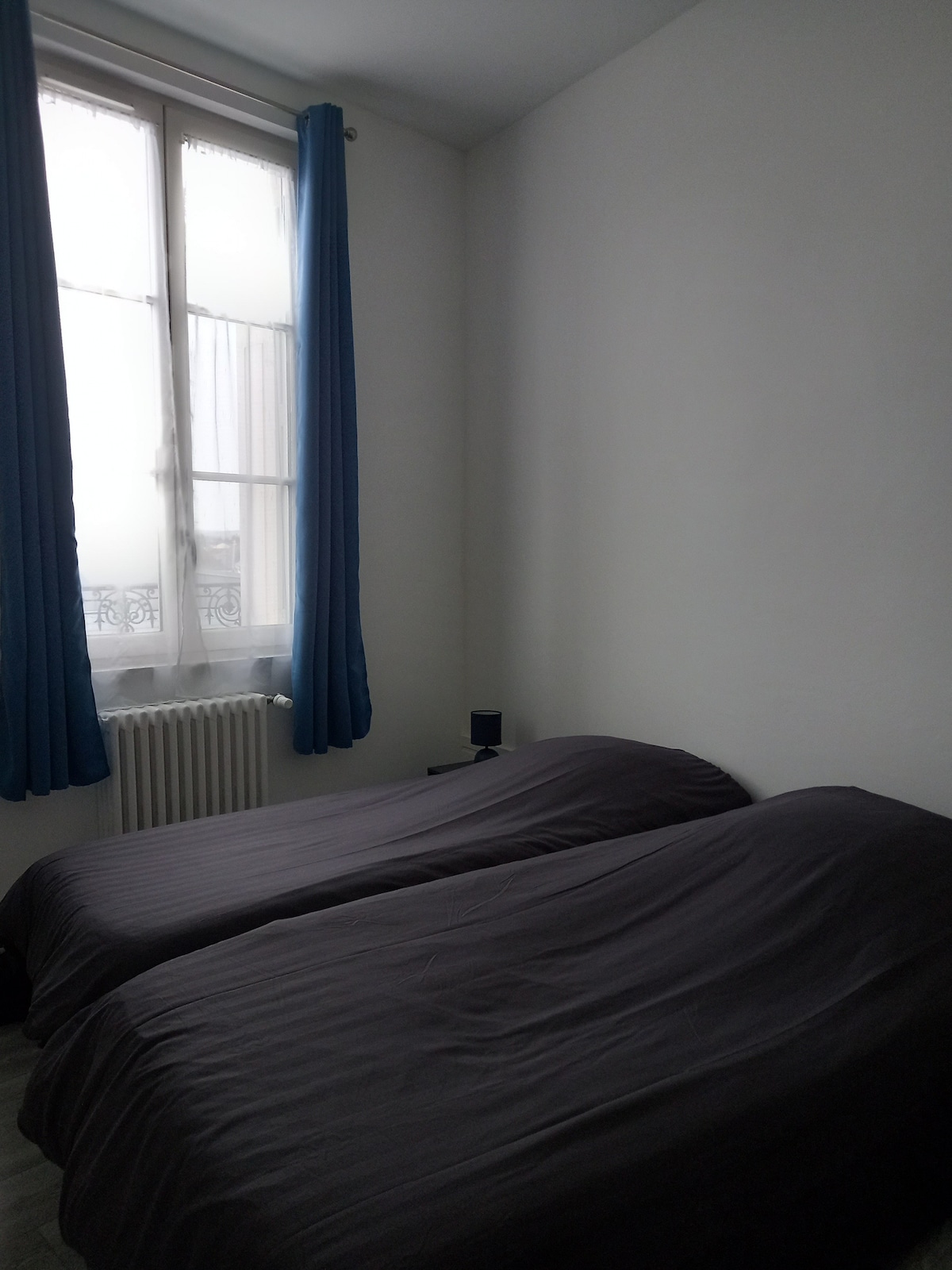 غرفة نوم واحدة 
سريران لشخص واحد