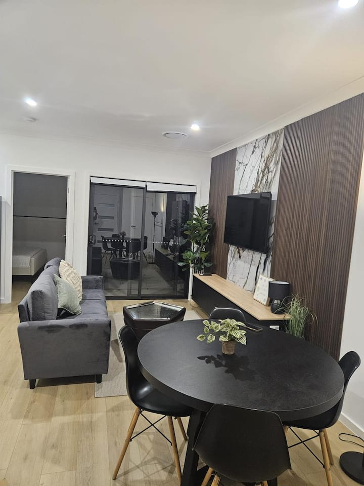 Cozy 2br Lake View Haven | Kangaroos Roaming - Maitland
