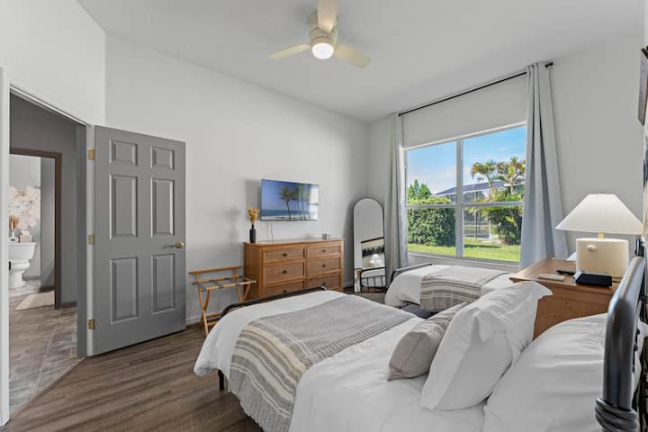 Configuración de dormitorio familiar con dos camas individuales