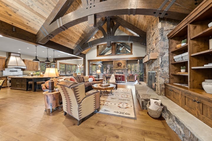 Luxe Estate | Sleeps 19 | Hot Tub + Games - Sunriver, OR
