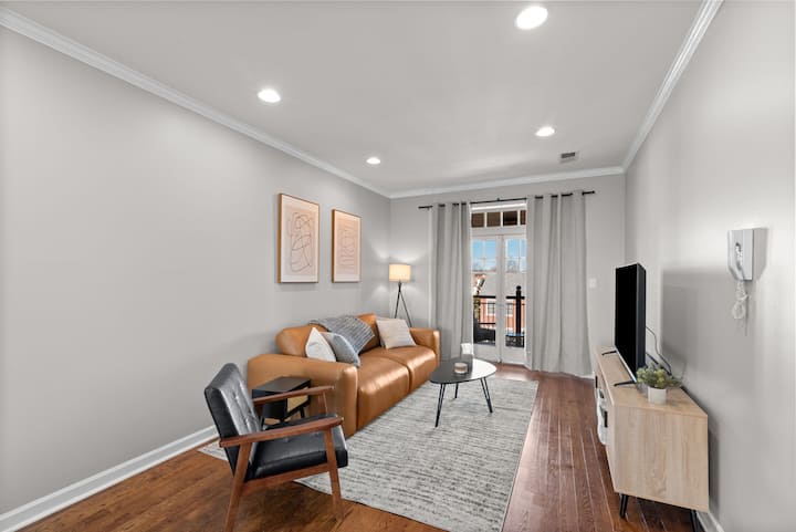Central Chic Gem | Peaceful Balcony | King Bed - University City, MO