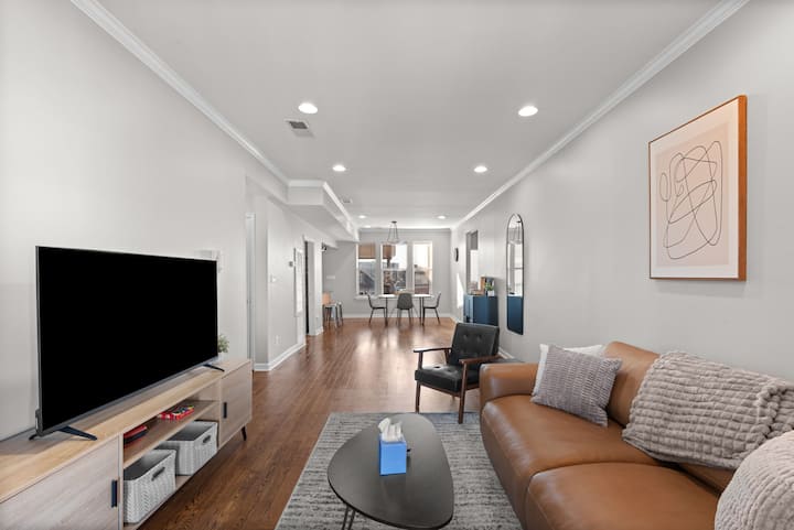 Central Chic Gem | Peaceful Balcony | King Bed - St. Louis, MO