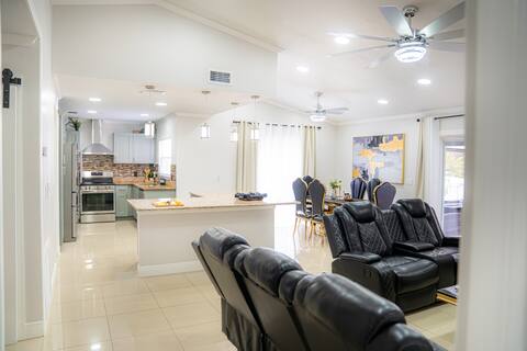 Successful Airbnb property: Waterfront / Long Stays /Fast WiFi / 15min Airport in Citrus Park