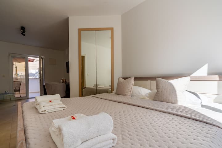 Charming Studio Apartment With Pool, Near Town - Korčula