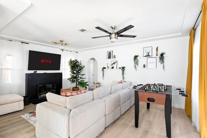 Luxury 5br Retreat | Pool & Spa | Near Universal - Los Angeles, CA