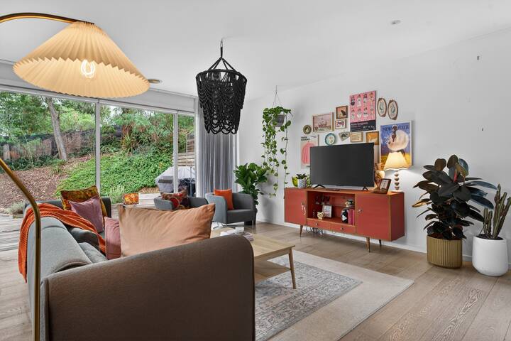 Montez House | Central Retro-modern Pool Retreat - Castlemaine