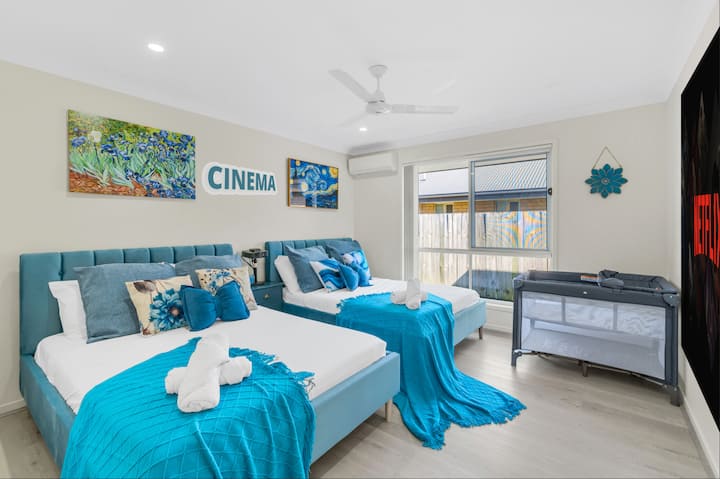 这间客房配有投影仪。 如需婴儿床，请务必在预订前提出申请。 这间客房没有门。