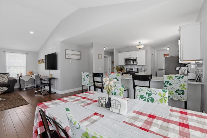Luxury Meet Cozy Retreat | Near Detroit & Ferndale - Royal Oak, MI