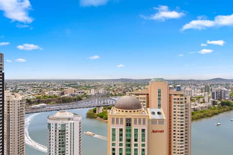 Top performing Airbnb: The Story Suite! 2Bed/2Bath/2Car/Pool/VIEWS ~ CBD in Spring Hill