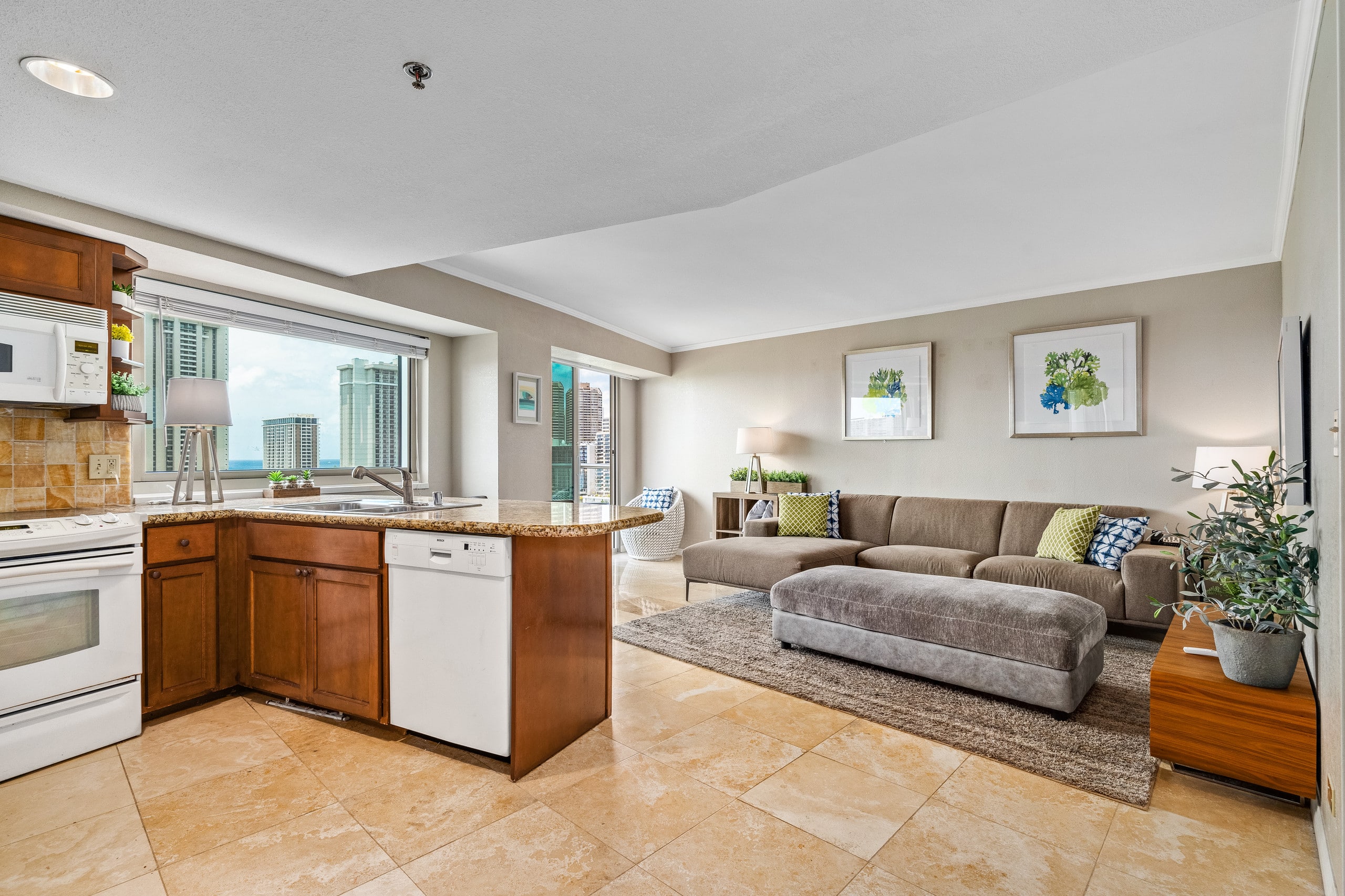 Luana Waikiki | 1 King Bed+1+Pool+Kithcen+Lanai 3x - Photo 9