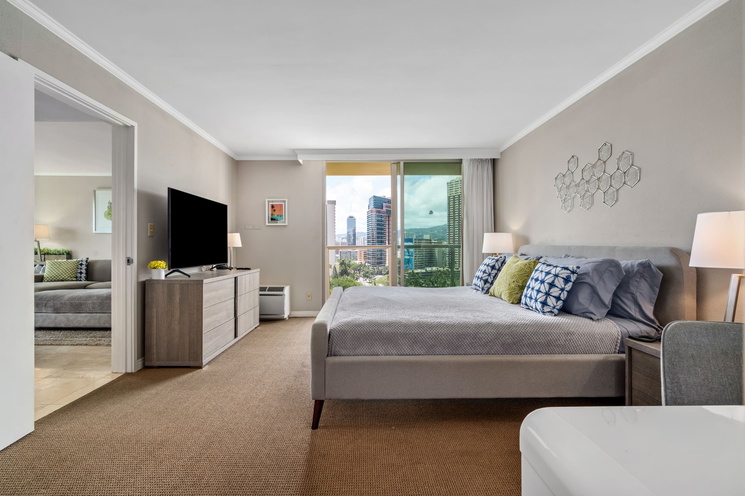 Luana Waikiki | 1 King Bed+1+Pool+Kithcen+Lanai 3x - Photo 13
